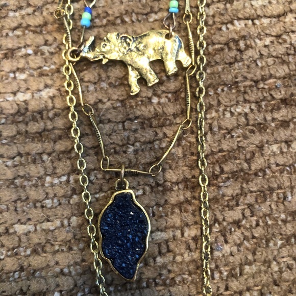 Triple stranded necklace with pendants - Picture 2 of 3